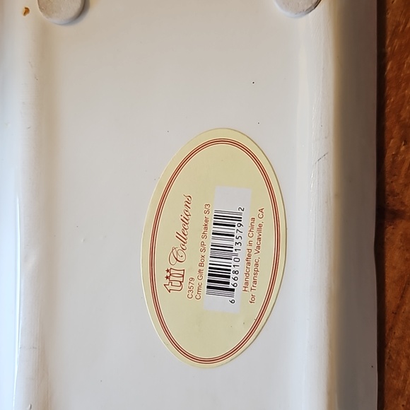 Vintage gift wrap present salt and pepper shakers with dish - Picture 4 of 10